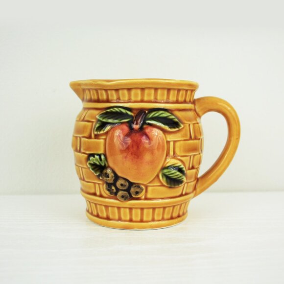 Vintage Measuring Cups, Mustard Brown Embossed with Fruit Motif, Made in Japan - Picture 3 of 11